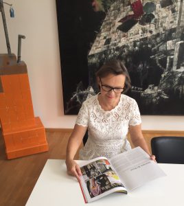 Our founder reading an article about Artitious in the latest DISKURS magazine Image