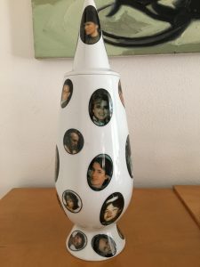 ANDREAS SCHULZE  Vase für Alessi. Er hat sich mit seinen besten Freunden darauf versammelt. Anno? Image