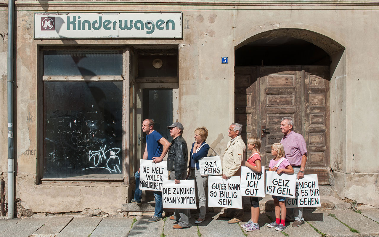 AUSLAGE #04 (Kinderwagen), 2014 (performances in public space/ eight-part photo series)