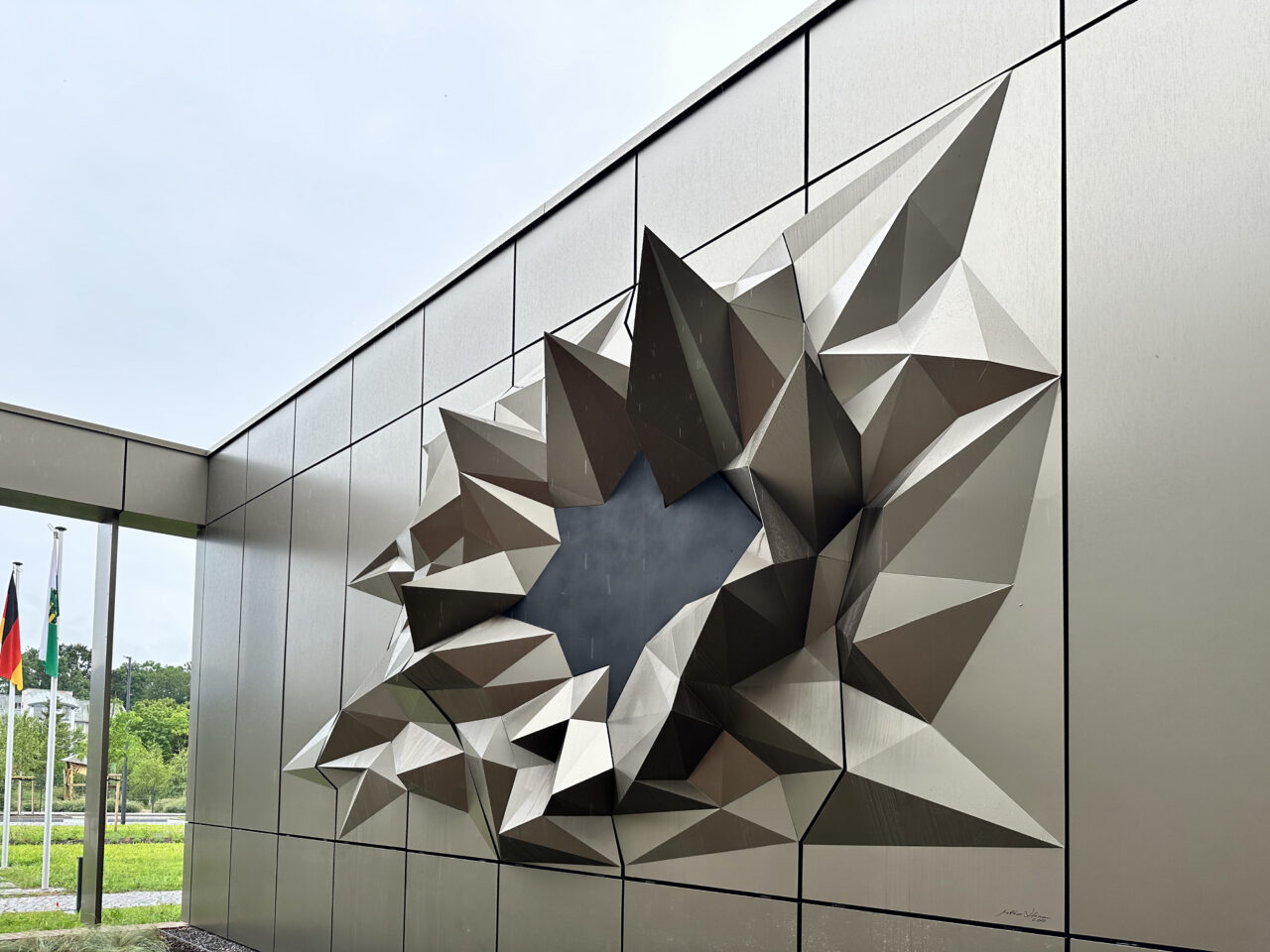 Alucobond plus anodized look (like façade cladding) cut, milled, folded, 6.8 x 3.6 x 1 m Sächsischer Rechnungshof Döbeln | 2023